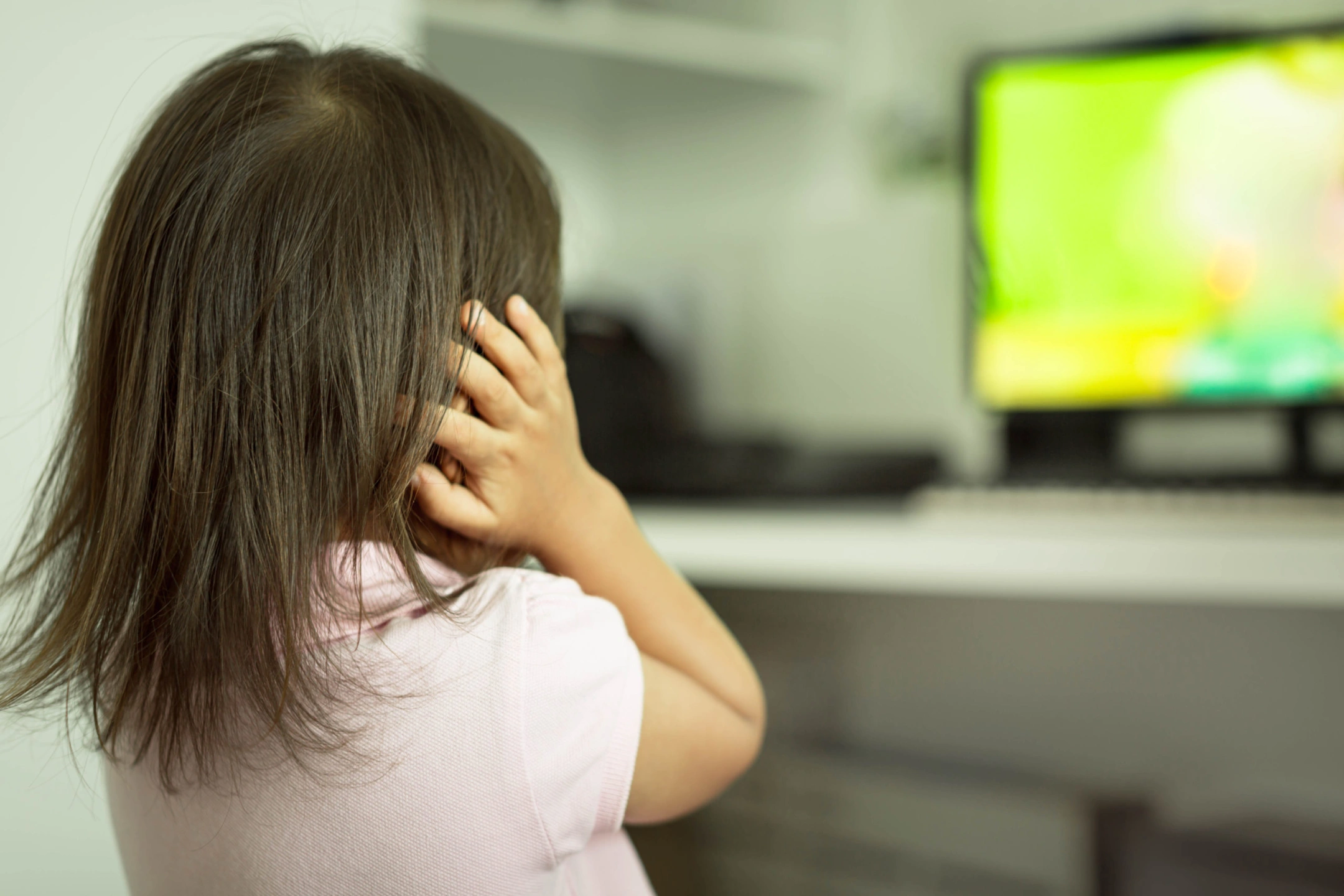 scared-child-watching-tv-scaled.jpeg